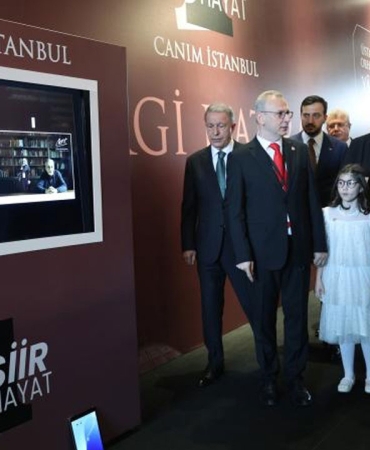 Cumhurbaşkanı Erdoğan, 'Bir Şiir Bir Hayat Canım İstanbul' sergisini gezdi