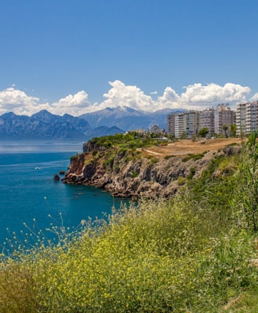 Antalya-Falezlerinde-Telefon-Gorusmesi-Trajik-Bitti-Bir-Can-Kaybi-featured
